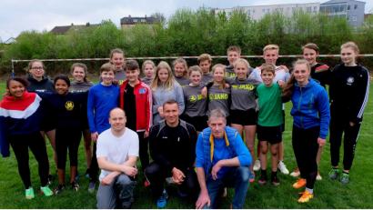 Bild: le
Die Teilnehmer am Faustball-Jugend-Trainingslager mit Dominik Siegl, Nationalspieler Steve Schmutzler und Vorsitzendem Hans Eismann (vorne, von links).