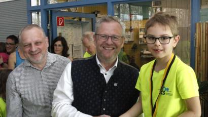 Bild: Hirsch
Der siebenjährigen Anton (rechts) freute sich, dass ihm zum Gewinn einer Goldmedaille beim Schwimmwettkampf Schwandorf-Sokolov auch die Bürgermeister der beiden Orte gratulierten.