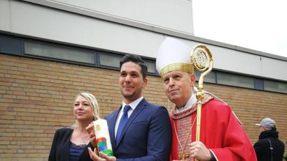 Bild: ass
Foto mit Weihbischof. Daniele Vinciguerra (Mitte) war am Samstag mit Abstand der älteste Firmling in St. Michael. Gemeinsam mit seiner Firmpatin Veronica Roos und Weihbischof Reinhard Pappenberger sowie der von diesem geschenkten Firmkerze lächelt er in die Kamera.