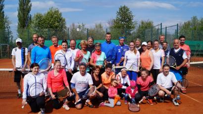 Bild: du
Nach einem Weißwurstfrühstück jagen bei der Saisoneröffnung rund 40 Tenniscracks der SpVgg Schirmitz auf den frisch präparierten Plätzen der gelben Filzkugel hinterher.
