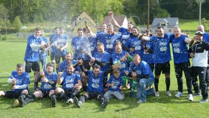 Bild: ref
Feucht-fröhlich feiern die Spieler der SG Ursulapoppenricht I/DJK Gebenbach II nach dem 6:0-Sieg in Hohenburg den Titel in der Kreisklasse Süd und den Aufstieg in die Kreisliga.