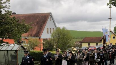 Bild: sns
Kreisbrandmeister Ferdinand Duscher (links) und Kommandant Sandro Reimer führten den Kirchenzug zum Festgottesdienst an