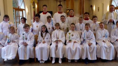 Bild: exb
Albe, Kerze und Kreuz der Kommunionkinder stellt Pfarrer Markus Bruckner (hinten rechts) einer Berufskleidung für getaufte Christen gleich.