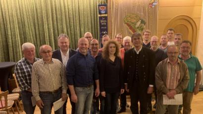Bild: Hollederer, Christine
Landrat Richard Reisinger (Dritter von links) und Regierungspräsident Axel Bartelt (vorne, Zweiter von rechts) besuchten den Gesangverein Haunritz, der kürzlich seinen 70. Geburtstag gefeiert hat.