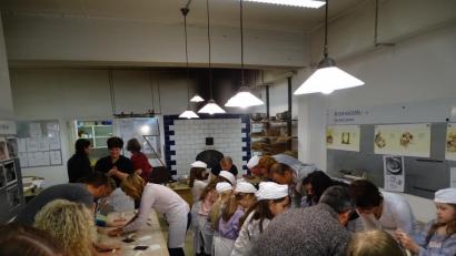 Bild: jzk
In die Rolle von Bäckern schlüpfen einige Erstkommunionkinder.