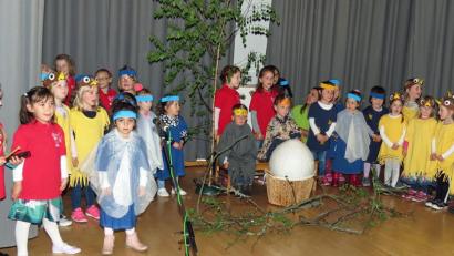 Bild: Dobmeier
Die Bühne wird zum Nest beim Singspiel der „Vogelhochzeit“ des Kindergarten St. Wolfgang.