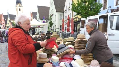 Bild: Hirsch
Regina Bauer (rechts) verkauft auf dem Maimarkt in Schwandorf.