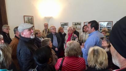 Bild: eib
Schlossherr Vojtěch Lažanský (mit blauem Hemd) ließ es sich nicht nehmen, die Reisegruppe des CeBB persönlich durch sein Schloss zu führen. Leidenschaft und Herzblut für den erst 1996 erworbenen Besitz der Familie ist zu spüren.