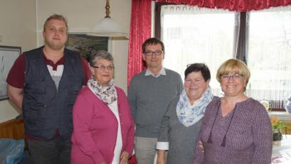 Bild: mmj
Beim Verein "Heimatgemeinde Plöß" wurde eine neue Vorstandschaft gewählt, an der Spitze steht weiterhin Michael Lutz (Mitte) als Vorsitzender.