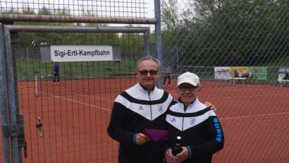 Bild: exb
Siegfried Ertl (rechts) ist Namensgeber für den Tennisplatz.