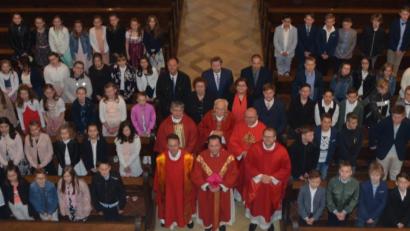 Bild: dob
Wegen des Regens stellen sich die Firmlinge zum foto in der Kirche auf. Mit dabei Firmspender Domkapitular Monsignore Dr. Roland Batz (vorne, Mitte), Dekan Alexander Hösl (vorne, links) und die Heimatpfarrer Gerhard Schmidt (Roggenstein), Willi Bauer (Tännesberg) und Adam Nieciecki (Leuchtenberg).