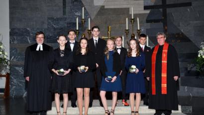 Bild: Foto Neuber
Die Konfirmanden mit Diakonin Irene Elsner und Pfarrer Roland Kurz.