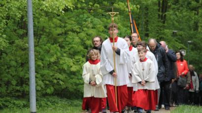 Bild: ads
Einen gemeinsamen Termin im Jahr haben die Gläubigen aller Amberger Pfarreien - die Votivprozession auf den Berg am ersten Sonntag im Mai. Dass sie in Treue daran festhalten, zeigte die große Beteiligung.