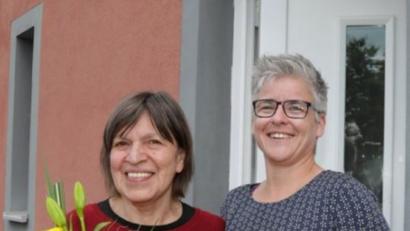 Bild: Wolfgang Steinbacher
Auch eine Personalie gehört zum Jahresrückblick von Donum Vitae: Ute Schieder (rechts) trat im Mai 2018 die Nachfolge von Hilde Forst als Leiterin der Beratungsstelle an.
