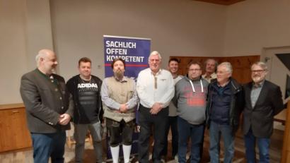 Bild: exb
Michael Prensky (Mitte, weißes Hemd) ist neuer Chef der Bayernpartei Oberpfalz.