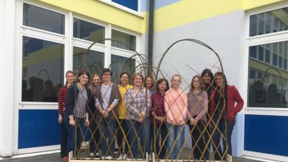 Bild: exb
Sie haben gemeinsam etwas Schönes geschaffen: Julia Auburger, Lehrerin Anne Bräuer, Martina Sitzmann, Lehrerin Cosima Grasser, Elisabeth Weber, Gertraud Betz, Karola Luber-Moritz, Gisela Fischer, Lucia Schanderl, Magdalena Straller, Schulleiterin Hannelore Reil-Heining und Umweltpädagogin Kathrin Robl (von links).
