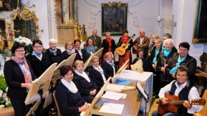 Bild: do
"Mit frohen Herzen" begeisterten die Veeh-Harfen und die Flötengruppe aus Eschenbach, der Josefshofer Hausgesang und Solist Josef Kämpf bei einem Marienlob in der überfüllten Klosterkirche Speinshart. Verbindende Worte sprach Werner Kosmale