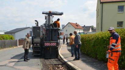 Bild: dob
Im ersten Bauabschnitt der Baumaßnahme des Braunetsriether Wegs muss der Teer teuer entsorgt werden. Wie von Bürgermeister Andreas Wutzlhofer (links) und Außendienstleiter Karl Frey (Zweiter von rechts) versprochen, rollen die Baumaschinen pünktlich an.