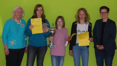 Bild: exb
Karin Schwarz vom Förderverein (links) und Jasmin Deierl von der Buchhandlung (rechts) gratulieren (von links) Franziska Schübel, Hanna Ferschl und Vanessa Bergmann.