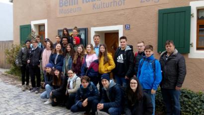 Bild: hev
Die slowakischen Austauschschüler vom Jura-Hronca-Gymnaium Bratislava mit ihren Gastgebern vom Gymnasium Eschenbach beim Besuch im Museum "beim Taubnschuster".