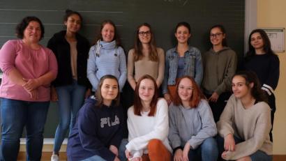 Bild: Peter Ringeisen/exb
Schülerinnen aus dem W-Seminar Geschichte des Dr.-Johanna-Decker-Gymnasiums fuhren zu einer internationalen Konferenz nach Prag. Oberstudienrätin Regina Graf (links) zeichnete für die Vorbereitung und Umsetzung verantwortlich.