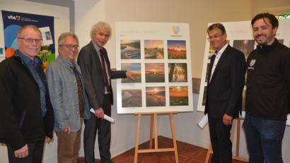 Bild: jr
Noch bis Ende Mai ist eine Foto-Wanderausstellung im Ämtergebäude III des Landratsamtes in deren Foyer zu besichtigen. Am Donnerstag wurde die Ausstellung mit 108 herrlichen Bildern aus der Oberpfalz eröffnet. Mit dabei waren (von links) Max Bindl (Personalratsvorsitzender Landratsamt), Bezirksrat Toni Dutz und Landrat Wolfgang Lippert, sowie (von rechts) Oberpfalz Marketing-Geschäftsführer Christoph Aschenbrenner und Landratsamt-Personalchef Walter Brucker.