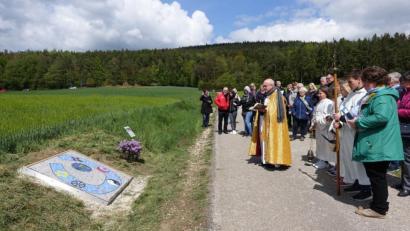 Bild: exb
Kirchlicher Segen für das Glaubenszeichen, der 14. Station des Kreuze-Weges zur Asphaltkapelle in Etsdorf.