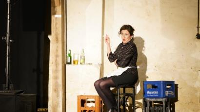 Bild: fvo
Kellnerin Anni (Claudia Lohmann) bei ihrer kurzen Zigarettenpause in der Rumpelkammer