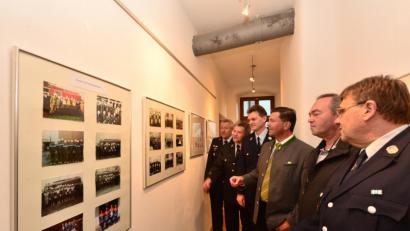 Bild: bey
Feuerwehr-Vorsitzender Hans-Peter Wallner, Altbürgermeister Johann Walbrunn, Stadtheimatpfleger Bernd Piehler, Bürgermeister Rainer Rewitzer, Ehrenvorsitzender Berthold Herrmann und Max Zehent, früherer Vorsitzender (von links), erfreuen sich an den "Bildern aus früherer Zeit", auf denen sich mancher wieder mit seinem Abbild in jungen Jahren fand.