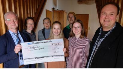 Bild: le
: Pfarrer Wilfried Römischer, Doris Kick, Renate Lindner, Mitglieder der Dekanatsjugendkammer und Thomas Vitzthum (von links) sind sich einig, dass der Plößberger Zeltplatz erhaltn werden muss. Umso größer ist Freude über Spenden für die Sanierung