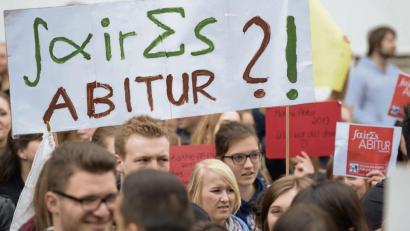 Bild: Federico Gambarini/dpa
Für ein „faires Abitur“ demonstrieren Schüler in Düsseldorf vor dem Schulministerium. In der Region gehen Mathe-Abiturienten nicht auf die Straße, sondern bevorzugt ins Internet, um ein zu schweres Mathe-Abi zu beklagen.