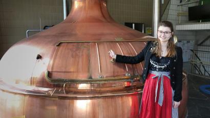 Bild: bsc
Als Bierkönigin im feschen Dirndl bayerische Braukunst zu präsentieren, kann sich die Lebensmittelingenieurin der Friedenfelser Betriebe und stellvertretende Braumeisterin der Friedenfelser Schlossbrauerei, Marina Schicker, gut vorstellen.