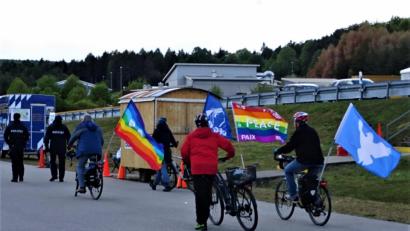 Bild: Willi Rester
Die Polizei eskortiert die "Friedensradler" aus dem Bereich des Truppenübungsplatzes Hohenfels hinaus.