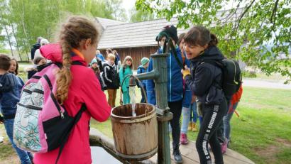 Bild: Christopher Dotzler
Endlich an der Reihe: Diese Viertklässlerin hat beim Wasserpumpen sichtlich Spaß.