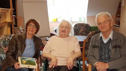 Bild: fjo
Zita Federau (Mitte) empfängt an ihrem 80. Geburtstag mit ihrem Neffen Bürgermeisterin Margit Kirzinger.