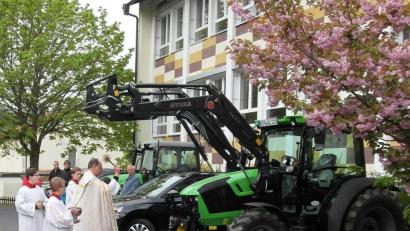 Bild: hl
Pfarrer Heribert Stretz segnet neben Auto und Fahrräder diesmal auch zwei Traktoren.