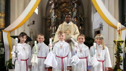 Bild: ils
Zwei Mädchen und drei Buben treten am Sonntag zum ersten Mal in der Katholischen Pfarrkirche in Kirchendemenreuth an den Tisch des Herrn.