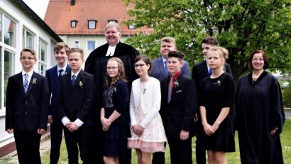 Pfarrer Ulrich Gruber und Religionspädagogin Lydia Engelhard freuen sich, dass die Konfirmanden ihren Glauben stärken.