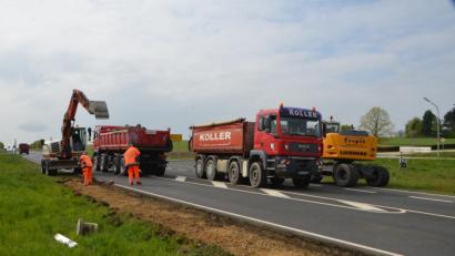 Bild: dob
Autofahrer müssen in den nächsten Wochen auf gewohnte Fahrstrecken um Vohenstrauß verzichten. Straßenbauer haben am Montag mit den Bauarbeiten an der Umgehungsstraße begonnen. Die Maßnahme wird sich bis Ende Mai hinziehen.