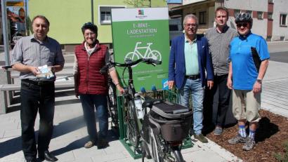Bild: wro
Die Ladestation am Parkplatz Marktstraße/Hauptstraße ist frei zugänglich und für jedermann kostenlos nutzbar. Bei der Inbetriebnahme waren Werner Härtl, Gabi Eichenseher, Bürgermeister Toni Dutz, Thorsten Meiler und Fritz Holm dabei.