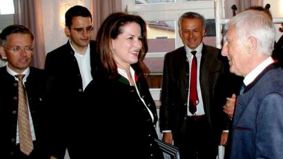 Bild: ld
Herzliche Begrüßung im Foyer des Mehrzwecksaales. (von links): MdL Tobias Reiß, Kanidat für die EU-Wahl Christian Doleschal, Landratskandidat Roland Grillmeier und Bürgermeister Ludwig König.