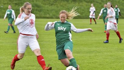 Bild: Hubert Ziegler
Die Gebenbacher Offensivspielerin Maria Obermeier (rechts) zieht mit dem Ball am Fuß der Ebermannsdorferin Melanie Riedl davon.
