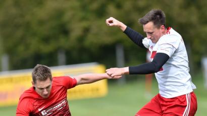 Bild: A. Schwarzmeier
Der Pleysteiner Benedikt Namberger (links) versucht, den zweifachen Waldthurner Torschützen Daniel Bergmann zu bremsen. Der TSV Pleystein gewann das Derby gegen den FSV Waldthurn mit 4:3.