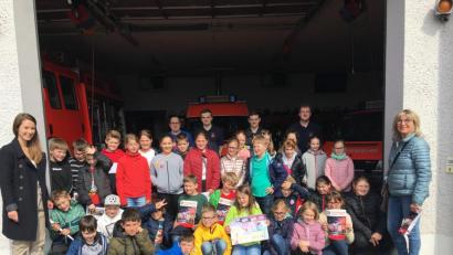 Bild: exb
Unser Besuch bei der Feuerwehr - begleitet haben uns Lehrerin Julia Greger (links) und Lehrerin Ursula Müller (rechts). Hinten im Bild 1. Kommandant Thorsten Meiler (rechts) und sein Team, die uns viel von ihren Einsätzen erzählt haben.