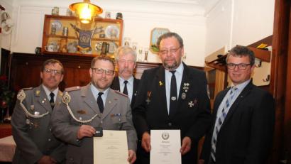 Bild: frd
Mit der Verdienstspange des Volksbundes der Deutschen Kriegsgräberfürsorge für zehnjährige Sammeltätigkeit ist Jürgen Demleitner (vorne links mit Urkunde) ausgezeichnet worden, das Abzeichen des BSB für 20-jährige Tätigkeit als Fahnenträger hat Richard Jobst (rechts daneben mit Urkunde) erhalten. Den Geehrten gratulierten (von links) BSB- Kreisvorsitzender Ulrich Knoch, SuKK-Vorsitzender Gerhard Forster und Bürgermeister Martin Birner.