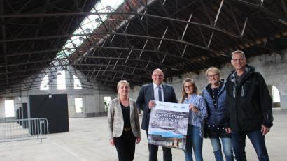 Bild: fphs
Egal ob leer oder voller Menschen, die Glasschleif beeindruckt durch ihre Architektur. Das vielen Menschen zu zeigen, haben sich Susanne Menzel, Oberbürgermeister Oliver Weigel, Daniela Pöhlmann, Ute Schlöger und Alexander Rieß von der Stewog vorgenommen. Sie freuen sich auf das Programm für den „Tag der Städtebauförderung“ am 11. Mai.