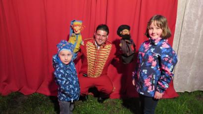 Bild: jzk
Den Kasperl und den Räuber Hotzenplotz von Jonny Schubert dürfen die Kinder nach dem Puppenspiel aus nächster Nähe bestaunen.