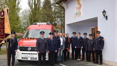 Bild: fla
Kreisbrandmeister Matthias Schmidt, Kreisbrandinspektor Martin Weig und Kreisbrandrat Marco Saller (von rechts) gratulierten zum neuen Mehrzweckfahrzeug. Stolz präsentieren Vorstand Andreas Troidl (Fünfter von rechts) und seine Stellvertreterin Kerstin Wittmann (Vierte von rechts) mit KBM und 2. Kommandanten Alexander Kleber (Zweiter von links), Gerätewart Robert Barth (Dritter von links), Kommandant Michael Bäumler (Vierter von links) , 2. Bürgermeister Roman Bauer (Fünfter von links) und Bürgermeister Josef Beimler das neue Fahrzeug. Kurz zuvor erhielt die Neuerwerbung den Segen von Pfarrer Norbert Götz. Fahnenträger Valentin Reil war natürlich auch dabei.