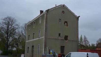 Bild: jr
Der alte Pechbrunner Bahnhof wird bald der Geschichte angehören, nur noch die Bauhülle steht.