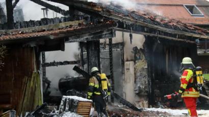 Bild: Alexander Auer
Ein Großaufgebot an Feuerwehrleuten versuchte den Brand der Scheune mit Imkerei zu löschen.